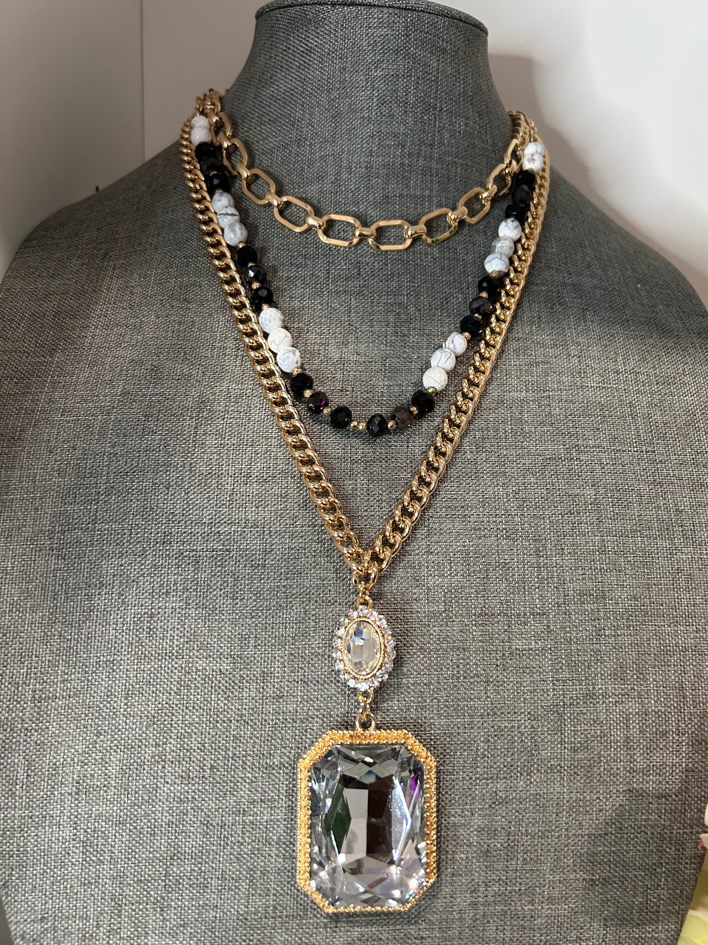 Joyful Pendant Necklace - Black